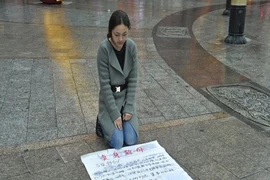 Thiếu nữ xinh đẹp quỳ giữa phố nguyện bán thân cứu mẹ