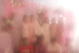 Bộ ảnh cưới mờ sương khói không nhận ra cả dâu rể