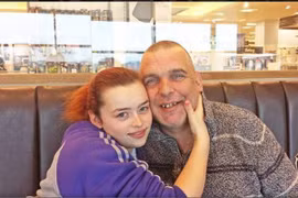 Chênh lệch 27 tuổi, vợ chồng phải chuyển nhà vì bị hàng xóm xúc phạm