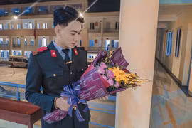 Chết mê với ảnh đời thường chàng cảnh vệ hot nhất MXH hôm nay