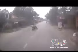 Sang đường kiểu “mù mắt”, “ninja Lead” khiến xe tải mất lái đâm vào nhà dân