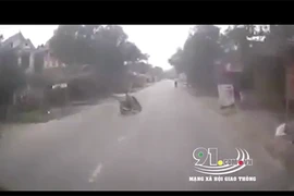 Sang đường kiểu “mù mắt”, “ninja Lead” khiến xe tải mất lái đâm vào nhà dân