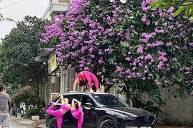 Loạt hình ảnh chị em trải thảm, tập yoga giữa đường