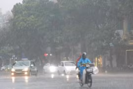 Miền Bắc kết thúc nắng nóng kỷ lục, Hà Nội mưa rào và dông