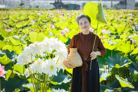 Cụ bà 80 mặc yếm chụp sen duyên dáng như thiếu nữ