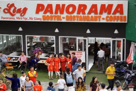 Bị dừng hoạt động, Mã Pì Lèng Panorama vẫn tấp nập người check-in