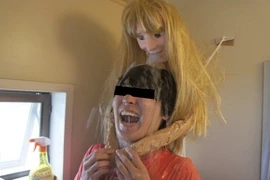 Trai Nhật cô đơn biến vòi hoa sen thành bạn gái