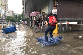 Muôn vàn cách “qua sông” bá đạo của thanh niên TQ