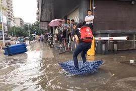 Muôn vàn cách “qua sông” bá đạo của thanh niên TQ