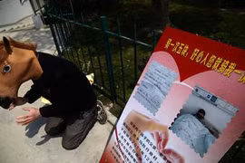 Cảm động cha nguyện làm thân trâu ngựa để cứu con