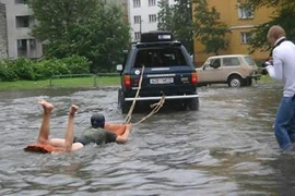 Ảnh độc: Lướt ván mùa lũ