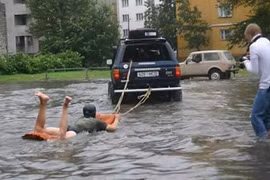 Ảnh độc: Lướt ván mùa lũ