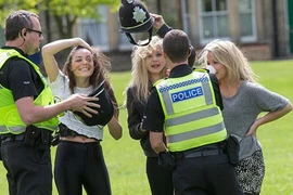 Trai xinh gái đẹp trường Cambridge “xõa” hết mình sau kỳ thi 