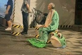 Nhói lòng hình ảnh mưu sinh của cụ ông dưới bộ mascot chú ếch