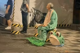 Nhói lòng hình ảnh mưu sinh của cụ ông dưới bộ mascot chú ếch