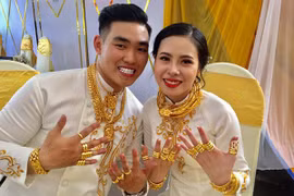 Chị gái đại gia biến cô dâu thành "cây đeo vàng" trong ngày cưới