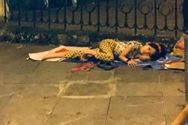 Xót xa bé gái nằm trên vỉa hè ngày đội tuyển Việt Nam thắng Malaysia