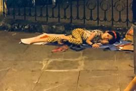 Xót xa bé gái nằm trên vỉa hè ngày đội tuyển Việt Nam thắng Malaysia