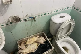 Netizen rùng mình trước hình ảnh đằng sau món vịt quay thơm ngon