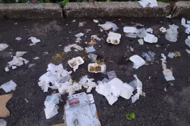 Nhóm trẻ xả rác sau bữa liên hoan trên cầu Long Biên gây nóng mắt