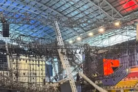 Sân khấu cuộc thi hoa hậu Miss Cosmo tại TP.HCM bị sập