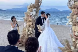 Đặng Văn Lâm khóa môi Yến Xuân cực ngọt trong lễ cưới