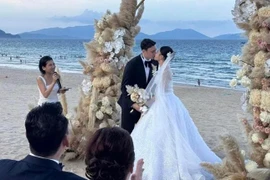 Đặng Văn Lâm khóa môi Yến Xuân cực ngọt trong lễ cưới