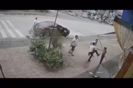 Phẫn nộ với nhóm thanh niên vây đánh người phụ nữ giữa phố