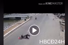 Vô tư sang đường, bé gái đi xe đạp gây tai nạn tranh cãi