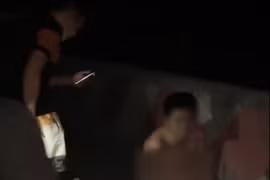 Phẫn nộ bé trai bị mẹ bạo hành dã man, lột quần áo bắt quỳ giữa đường