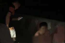 Phẫn nộ bé trai bị mẹ bạo hành dã man, lột quần áo bắt quỳ giữa đường