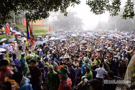 Hàng vạn du khách xếp hàng tham quan Di tích lịch sử Đền Hùng