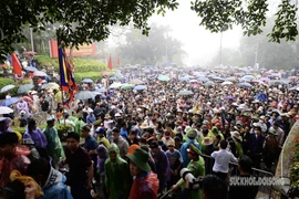 Hàng vạn du khách xếp hàng tham quan Di tích lịch sử Đền Hùng