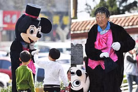 Mẹ 75 tuổi đóng giả chuột Mickey kiếm tiền cưới vợ cho con