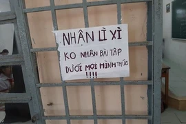 Nghỉ Tết nhưng không muốn làm bài tập, học sinh treo tấm biển trước lớp để nhắc khéo thầy cô