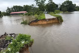 Vỡ bờ bao ở Sóc Sơn, Hà Nội