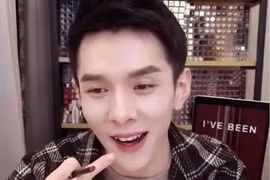 Tắt filter khi livestream, "ông hoàng son môi" lộ nhan sắc thật phát khiếp