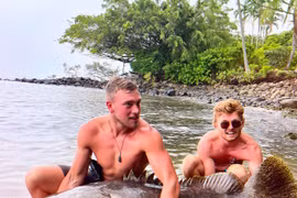 Hai thanh niên câu được cá mú khổng lồ nặng hơn 270kg