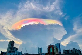 Chòm mây ngũ sắc tuyệt đẹp xuất hiện trên bầu trời Sài Gòn