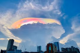 Chòm mây ngũ sắc tuyệt đẹp xuất hiện trên bầu trời Sài Gòn