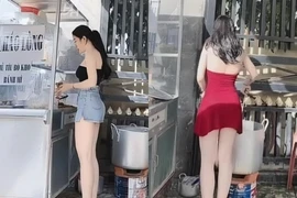 Ngắm đường cong “gây nghiện” của "hot girl bán cháo lòng"