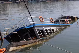Tàu du lịch bị ngâm dưới biển, chủ tàu Quảng Ninh gặp khó