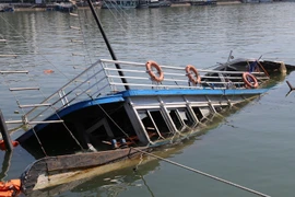 Tàu du lịch bị ngâm dưới biển, chủ tàu Quảng Ninh gặp khó