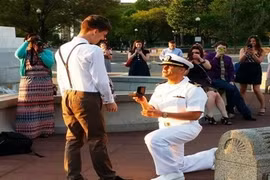 Loạt ảnh cầu hôn gây bão của chàng gay lính hải quân 