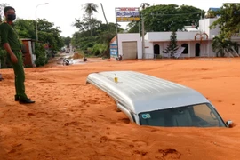 Sạt lở cát đỏ tại Mũi Né, giao thông tê liệt