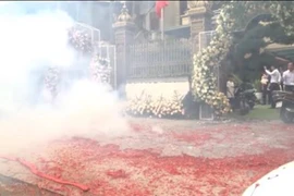Video: Đám cưới đốt pháo tưng bừng mặc lệnh cấm gây xôn xao dân mạng