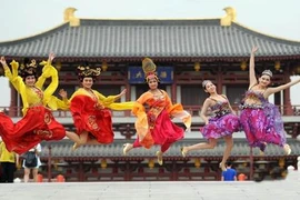 Nữ sinh tốt nghiệp hóa mỹ nữ cổ trang... khoe chân 