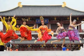 Nữ sinh tốt nghiệp hóa mỹ nữ cổ trang... khoe chân 