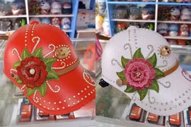 Ra đường muốn nổi bật đừng quên đội những chiếc mũ bảo hiểm này