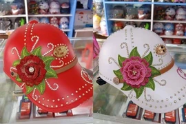 Ra đường muốn nổi bật đừng quên đội những chiếc mũ bảo hiểm này